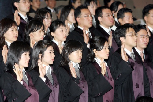 Newly appointed judges are sworn in at the Supreme Court in Seoul in this file photo.  The Korea Herald