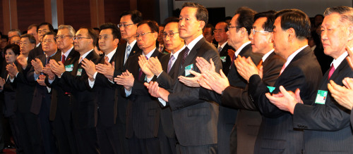 <YONHAP PHOTO-1659> 李대통령, 경제계 신년인사회 참석 (서울=연합뉴스) 김병만 기자 = 이명박 대통령이 5일 서울 서울 강남구 코엑스 그랜드볼룸에서 열린 2012년 경제계 신년인사회에 참석, 손경식 대한상의회장의 인사말을 듣고 있다. 2012.1.5 kimb01@yna.co.kr/2012-01-05 17:56:18/ <저작권자 ⓒ 1980-2012 ㈜연합뉴스. 무단 전재 재배포 금지.>
President Lee Myung-bak (third from left) and business and political leaders appalud during the New Year’s greeting event organized by the Korea Chamber of Commerce and Industry at COEX in southern Seoul on Thursday.    Yonhap News