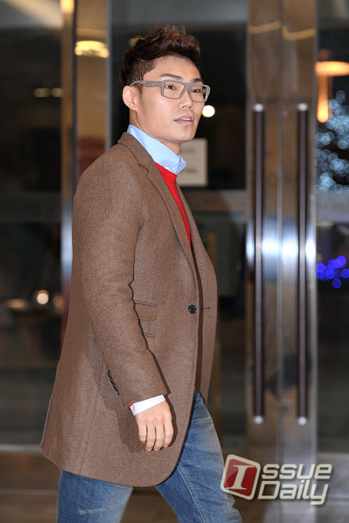 김범수, 가수/<포토뉴스> ‘비주얼가수’ 김범수, 캐주얼한 하객패션~