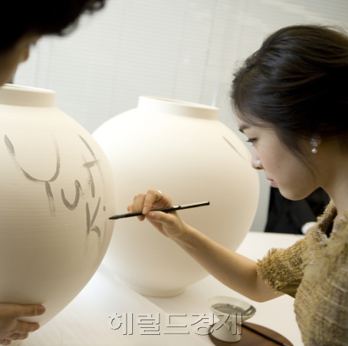 김연아, 피겨스케이팅 선수(올댓스포츠)/  김연아 사인한 달항아리,300만원에 경매에 나와