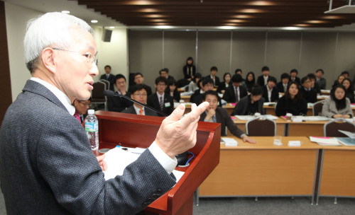 전국경제인연합회가 5일 사법연수생 36명을 대상으로 열흘간의 일정으로 기업과 경제 이해를 돕기 위한 시장경제 교육을 시작한 가운데 정병철 상근부회장이 ‘법치주의와 경제발전’을 주제로 특강을 하고 있다.