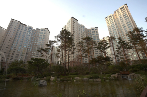 장기적 개발 호재가 풍부한 판교지역 오피스텔이 인기몰이를 하고 있다. 하지만 전반적으로 상권과 업무시설 기반이 자리잡지 못한 데다 분양가가 높아 입주 초기 단기적으로는 차별화된 전략으로 임차인을 확보해야 할 것으로 보인다. 사진은 지난해 11월 분양된 오피스텔 ‘호반메트로큐브’.