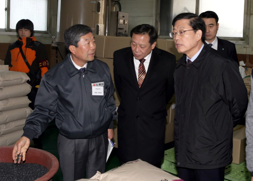 김황식 국무총리가 5일 오후 금천구에 소재한 주형 및 금형 제조업 회사 전일정공을 방문, 근로자의 애로사항을 청취하고 직원을 격려했다. 전일정공 전병환(왼쪽) 대표가 김황식(오른쪽) 국무총리와 차성수 금천구청장에게 금형 기초작업에 대해 설명하고 있다.