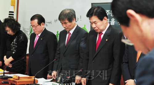 6일 국회에서열린 민주통합당 최고위원회의에서 지관스님에 대해 묵념하고 있다 . 박현구 기자phko@heraldm.com 2012.01.06\r\n6일 국회에서열린 민주통합당 최고위원회의에서 지관스님에 대해 묵념하고 있다 . 박현구 기자phko@heraldm.com 2012.01.06\r\n이명박 정부 들어 유난히 불교계와 불편한 관계가 지속됐던 것을 감안한 것일까. 6일 국회에서 열린 민주통합당 최고위원회의에서 지난 4일 입관한 지관 스님에 대해 묵념하고 있다.  박현구 기자/phko@heraldm.com