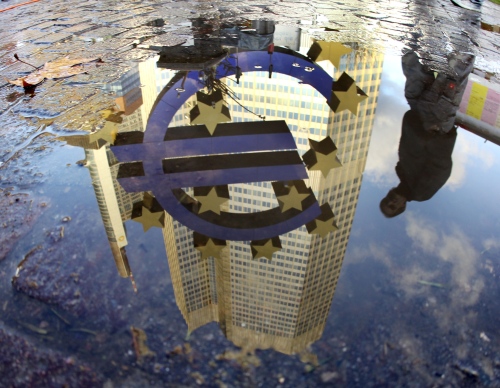 <YONHAP PHOTO-0027> The Euro sculpture in front of the European Central Bank is reflected in a puddle in Frankfurt, Germany, on a rainy and windy Thursday, Jan. 5, 2012. (AP Photo/Michael Probst)/2012-01-06 01:00:10/ <저작권자 ⓒ 1980-2012 ㈜연합뉴스. 무단 전재 재배포 금지.>\r\n<YONHAP PHOTO-0027> The Euro sculpture in front of the European Central Bank is reflected in a puddle in Frankfurt, Germany, on a rainy and windy Thursday, Jan. 5, 2012. (AP Photo/Michael Probst)/2012-01-06 01:00:10/ <저작권자 ⓒ 1980-2012 ㈜연합뉴스. 무단 전재 재배포 금지.>