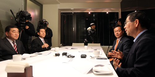 <YONHAP PHOTO-0348> 서울시ㆍ교육청ㆍ경찰, 학교폭력 대책 간담회 (서울=연합뉴스) 신준희 기자 = 박원순 서울시장(오른쪽부터)과 허광태 서울시의회 의장, 이강덕 서울경찰청장, 이대영 서울교육감 권한대행 6일 오전 중구 정동에서 학교 폭력 근절 대책 관련 조찬간담회를 하고 있다. 이들 4개 기관장은 올해 서울 시정의 최우선 과제가 학교폭력의 예방과 근절이어야 한다는 데 공감하고, 민ㆍ관ㆍ시민사회 공동의 대응체제를 구축하는 한편 단기적인 대책뿐 아니라 중장기적인 대책을 함께 마련하자고 합의했다. 2012.1.6 hama@yna.co.kr/2012-01-06 08:42:28/ <저작권자 ⓒ 1980-2012 ㈜연합뉴스. 무단 전재 재배포 금지.>
Seoul Mayor Park Won-soon (right), Seoul Metropolitan Council Chairman Hu Kwang-tai (second from right), Seoul Metropolitan Police Agency Commissioner Lee Kang-deok (third from right) and Seoul Metropolitan Education Office Acting Superintendent Lee Dae-young discuss school violence Friday morning.  Yonhap News