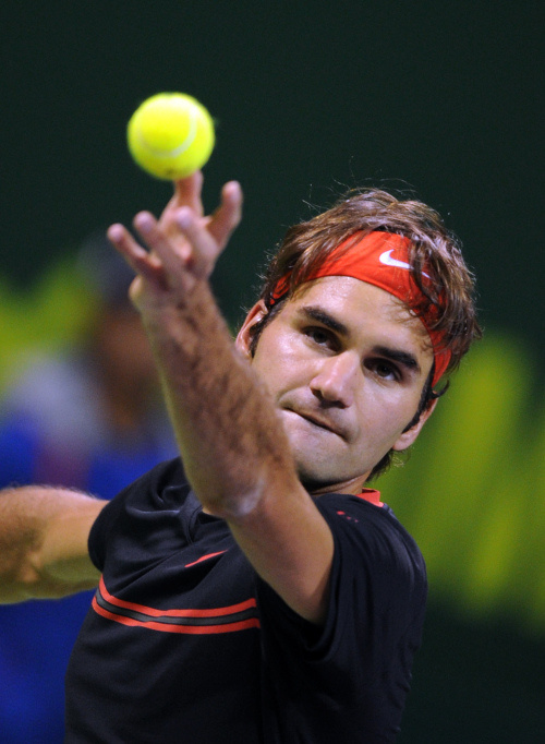 <YONHAP PHOTO-0418> (120106) -- DOHA, Jan. 6, 2012 (Xinhua) -- Roger Federer of Switzerland serves during the quarterfinal of men's singles match against Andreas Seppi of Italy at the ATP Qatar Open tennis tournament in Doha, capital of Qatar, Jan. 5, 2012. Roger Federer won 2-0. (Xinhua/Chen Shaojin) (hcs)/2012-01-06 10:22:46/ <저작권자 ⓒ 1980-2012 ㈜연합뉴스. 무단 전재 재배포 금지.>
Roger Federer serves against Andreas Seppi at the ATP Qatar Open tennis tournament in Doha on Thursday.  Xinhua-Yonhap News