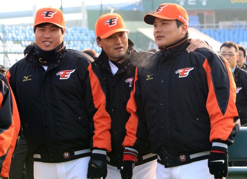 Hanwha Eagles’ Park Chan-ho (center) talks to Kim Tae-kyun (right) and Ryu Hyun-jin during the
New Year’s meeting in Daejeon on Friday. Yonhap News