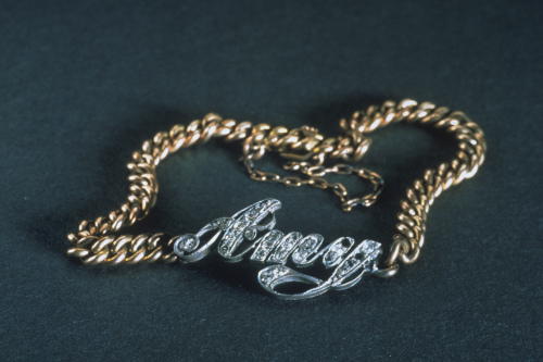 A bracelet from the RMS Titanic which was recovered from the ocean floor during an expedition to the site of the tragedy. The piece along with 5,000 other artifacts will be auctioned as a single collection on April 11, 100 years after the sinking of the ship. (AP-Yonhap News)