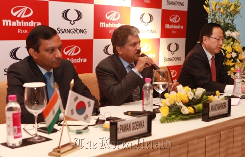 Mahindra Group vice chairman Anand Mahindra (center), Mahindra & Mahindra president Pawan Goenka (left), and Ssangyong Motor president Lee Yoo-il attend a news conference on the group’s expansion plans after 2012 New Delhi Motor Show at Taj Mahal Hotel of Delhi on Saturday. Mahindra Group