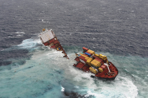 <YONHAP PHOTO-0465> In this Jan. 8, 2012 photo provided by Maritime New Zealand, stranded cargo ship Rena breaks in two pieces after overnight storms with 19 foot, (six meter) waves pounding the vessel, off Tauranga Harbor, New Zealand. The Greek-owned Rena ran aground on Astrolabe Reef 14 miles (22 kilometers) from Tauranga Harbor on North Island on Oct. 5, 2011, spewing heavy fuel oil into the seas in what has been described as New Zealand's worst maritime environmental disaster. (AP Photo/Maritime New Zealand) EDITORIAL USE ONLY/2012-01-08 09:28:50/ <저작권자 ⓒ 1980-2012 ㈜연합뉴스. 무단 전재 재배포 금지.>
Stranded cargo ship Rena AP-Yonhap News