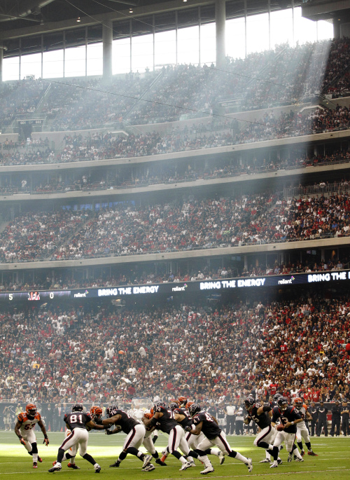 <YONHAP PHOTO-0350> Houston Texans quarterback T.J. Yates (13) drops back against the Cincinnati Bengals during the first quarter of an NFL wild card playoff football game, Saturday, Jan. 7, 2012, in Houston. (AP Photo/Tony Gutierrez)/2012-01-08 08:09:25/ <저작권자 ⓒ 1980-2012 ㈜연합뉴스. 무단 전재 재배포 금지.>
Houston Texans quarterback T.J. Yates drops back against the Cincinnati Bengals.   AP-Yonhap News