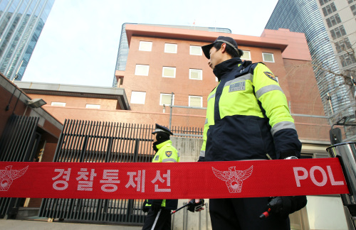 <YONHAP PHOTO-0567> 일본대사관에 화염병 테러 (서울=연합뉴스) 신준희 기자 = 자신의 할머니가 일본군 위안부라고 주장하는 중국인 유모씨가 8일 종로구 주한 일본대사관에 화염병 4개를 투척했다. 이날 오전 대사관 앞 현장에 경계 근무가 강화되는 등 긴장감이 돌고 있다. 2012.1.8 hama@yna.co.kr/2012-01-08 12:23:36/ <저작권자 ⓒ 1980-2012 ㈜연합뉴스. 무단 전재 재배포 금지.>
Police patrol the perimeter of the Japanese Embassy in Seoul, after a Chinese man threw four Molotov cocktails at the building on Sunday, claiming his grandmother was forced into sex slavery during World War II.	 Yonhap News