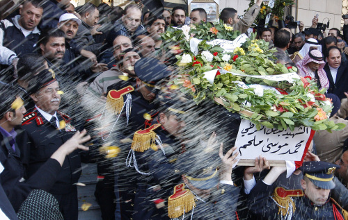 <YONHAP PHOTO-0888> Syrian mourners throw rice in traditional fashion as police honor guards carry the coffin of one of 11 Syrian officers who were killed in an explosion in the Midan neighborhood on Friday, during a mass funeral procession at Al-Hassan mosque, in Damascus, Syria, on Saturday Jan. 7, 2012. Thousands of regime backers massed at a mosque in the Syrian capital Saturday for funeral prayers for policemen killed in a Damascus bombing, as the government vowed to respond with an "iron fist" to security threats. (AP Photo/Muzaffar Salman)/2012-01-07 23:48:04/ <저작권자 ⓒ 1980-2012 ㈜연합뉴스. 무단 전재 재배포 금지.>
Syrian mourners throw rice in traditional fashion as police carry the coffin of a bomb victim in Damascus on Saturday. AP-Yonhap News
