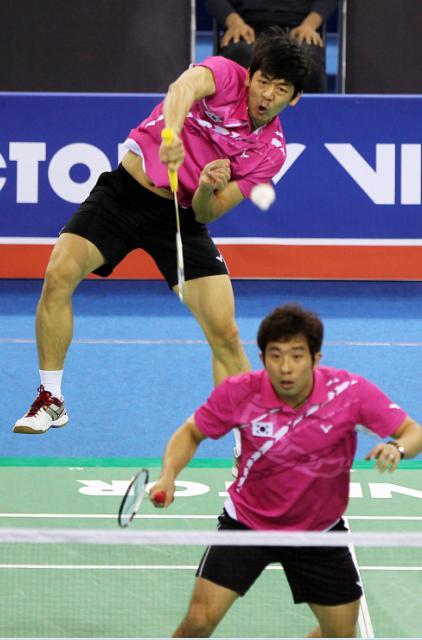 Korea’s Lee Yong-dae returns a shot on Sunday. (Yonhap News)