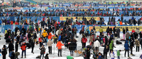 화천 산천어 축제  8일 강원도 화천군 산천어축제장에 전국각지에서 올라온 사람들로 인산인해를 이루고 있다. 추운날씨에도 불구하고 얼음에 구멍을 뚷고 산천어를 잡는 나들이객들이 짜릿한 손맛을 느끼며 즐거운 시간을 보내고 있다. 이번 축제는 1월7일 부터 시작해 1월29일까지 진행될 예정이다./ 안훈기자 rosedale@ 2012.01.08\r\n화천 산천어 축제  8일 강원도 화천군 산천어축제장에 전국각지에서 올라온 사람들로 인산인해를 이루고 있다. 추운날씨에도 불구하고 얼음에 구멍을 뚷고 산천어를 잡는 나들이객들이 짜릿한 손맛을 느끼며 즐거운 시간을 보내고 있다. 이번 축제는 1월7일 부터 시작해 1월29일까지 진행될 예정이다./ 안훈기자 rosedale@ 2012.01.08\r\n아빠와 함께 얼음 구멍 뚫는 것이 재밌었을까. 아니면 짜릿한 손맛에 중독된 것일까. 강원도 화천군 산천어축제장이 8일 강추위를 무릅쓰고 전국 각지에서 몰려든 관광객들로 인산인해다. 이번 축제는 오는 29일까지 계속된다.   \n화천=안훈 기자/rosedale@heraldm.com