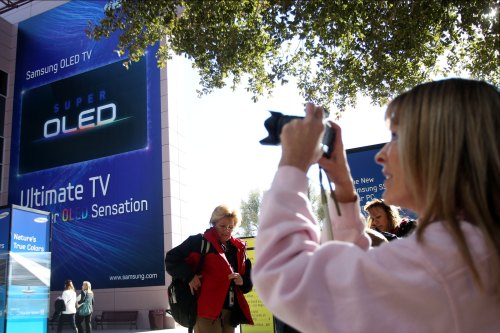삼성전자가 10일(현지시간) CES 2012 개막을 앞두고 라스베이거스 컨벤션센터에 OLED TV 옥외광고를 설치, 손님맞이에 나섰다.  [사진제공=삼성전자]
