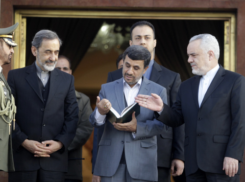 <YONHAP PHOTO-1470> Iran's President Mahmoud Ahmadinejad reads the Koran at the airport before leaving for a five-day trip to Venezuela, Nicaragua, Cuba and Ecuador on January 8, 2012 in Tehran, Iran. UPI/Maryam Rahmanian/2012-01-08 22:58:16/ <저작권자 ⓒ 1980-2012 ㈜연합뉴스. 무단 전재 재배포 금지.>\r\n<YONHAP PHOTO-1470> Iran's President Mahmoud Ahmadinejad reads the Koran at the airport before leaving for a five-day trip to Venezuela, Nicaragua, Cuba and Ecuador on January 8, 2012 in Tehran, Iran. UPI/Maryam Rahmanian/2012-01-08 22:58:16/ <저작권자 ⓒ 1980-2012 ㈜연합뉴스. 무단 전재 재배포 금지.>