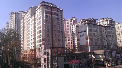 한때 로또라 불리며 청약 최고 경쟁률을 자랑했던 판교 내에서도 입지에 따라 가격 차가 벌어지고 있다. 사진은 2006년 분양한 봇들마을 아파트 중 가장 인기가 높은 휴먼시아 봇들마을 7,8단지 전경.