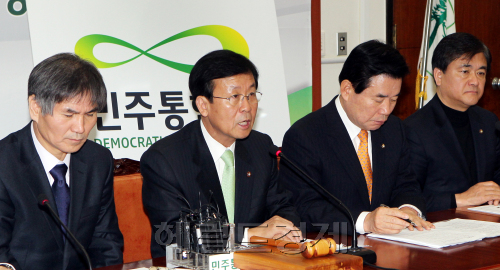 원혜영 민주통합당 공동대표가 9일 새로운 민주당 로고 앞에서 모두발언을 하고 있다. 박현구 기자phko@heraldm.com 32012.01.09\r\n원혜영 민주통합당 공동대표가 9일 새로운 민주당 로고 앞에서 모두발언을 하고 있다. 박현구 기자phko@heraldm.com 32012.01.09\r\n투표인단 80만명 대박을 터트린 민주통합당 지도부가 9일 새로운 당 로그 앞에서 정치지형의 변화를 역설하고 있다. 원혜영 공동대표는 돈봉투사건에 연루된 의혹을 받고 있는 박희태 국회의장의 즉각 사퇴를 주장했다.  박현구 기자/phko@