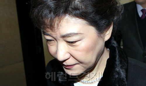 박근혜 비상대책위원장이 9일 국회에서 회의를 주재하고 있다. 박현구 기자phko@heraldm.com 2012.01.09\r\n박근혜 한나라당 비상대책위원장이 9일 오전 열린 비상대책위원회에 비장한 표정으로 들어서고 있다. 박 위원장은 돈봉투 파문과 관련, “국민 앞에 한 점 의혹 없이 철저히 밝히고, 다 털고 갈 것”이라며 “제게 비대위원장을 맡긴 이유도 이런 구태정치를 청산하고 당을 쇄신하라는 책임과 의무를 준 것으로 생각한다”고 강조했다.  박현구 기자/phko@