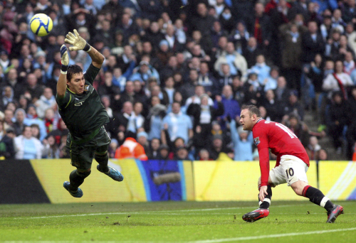 <YONHAP PHOTO-1474> Manchester United's Wayne Rooney, right, scores a goal past Manchester City's goalkeeper Costel Pantilimon, left, during their FA Cup third round soccer match at the Etihad stadium, Manchester, England, Sunday, Jan. 8, 2012. (AP Photo/Scott Heppell)/2012-01-08 23:00:02/ <저작권자 ⓒ 1980-2012 ㈜연합뉴스. 무단 전재 재배포 금지.>
Manchester United’s Wayne Rooney scores past Manchester City goalkeeper Costel Pantilimon.  AP-Yonhap News