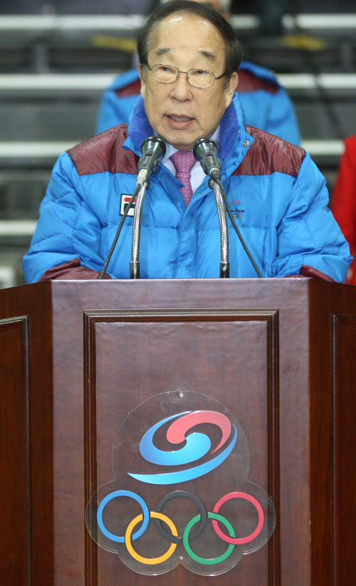 <YONHAP PHOTO-0464> 박용성 회장, 훈련개시식 인사 (서울=연합뉴스) 한상균 기자 = 박용성 대한체육회장이 9일 오전 2012년 국가대표선수 태릉선수촌 훈련개시식에서 인사말을 하고 있다. 2012.1.9 xyz@yna.co.kr/2012-01-09 11:26:51/ <저작권자 ⓒ 1980-2012 ㈜연합뉴스. 무단 전재 재배포 금지.>
Park Yong-sung