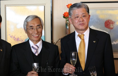 브라질 앰배서더. 최신원 sk ceo
Brazilian ambassador Edmundo Fujita (left) and SKC chairman Choi Shin-won celebrate Choi’s inauguration as honorary consul to Brazil at the ambassadorial residence in Seoul on Monday.  Kirsty Taylor