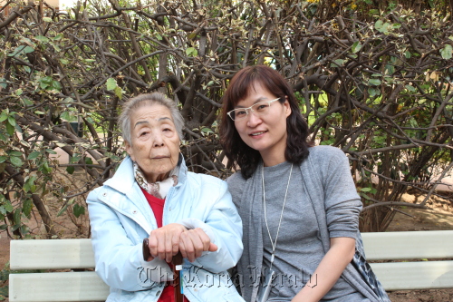 Oh Seung-hyun, director of publishing house Gloyeon, poses with scholar Park Byeng-sen in Paris on March 25, 2011.  Gloyeon