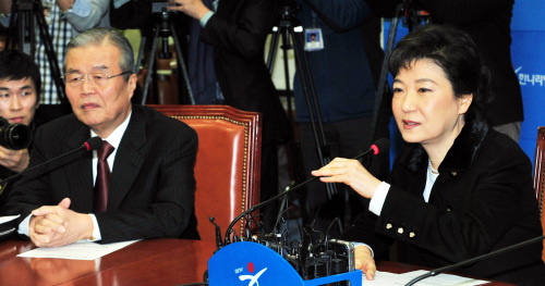 Rep. Park Geun-hye (right), interim chief of the Grand National Party, presides over a meeting of the party’s emergency leadership committee at the National Assembly on Monday. (Park Hyun-koo/The Korea Herald)