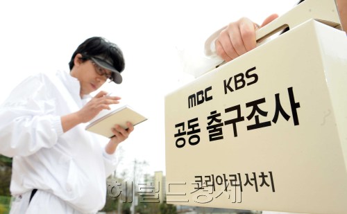 제18대 국회의원 선거일인 9일 오전 성산2동 제 4투표소 앞에서투표를 마친 유권자가 투표 후 출구 조사에 응하고 있다. 박해묵기자 mook@heraldm.com/2008.04.09\r\n제18대 국회의원 선거일인 9일 오전 성산2동 제 4투표소 앞에서투표를 마친 유권자가 투표 후 출구 조사에 응하고 있다. 박해묵기자 mook@heraldm.com/2008.04.09