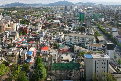 박원순 서울시장이 지난 9일 시정운영 계획을 발표하면서 뉴타운과 재개발 등 대규모 개발사업의 축소를 거론하자 서울시 내 대규모 재개발과 뉴타운 사업지들에 대한 투자 선호도가 급감할 것으로 우려되고 있다. 사진은 재개발 등 정비사업이 추진 중인 용산의 한 노후주택 밀집지역 전경.