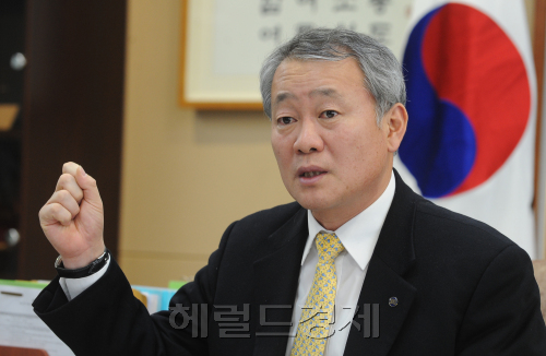 안양옥 교총회장 인터뷰.\r\n이상섭 기자. babtong@heraldm.com 2012.01.09\r\n안양옥 교총회장 인터뷰.<br />이상섭 기자. babtong@heraldm.com 2012.01.09