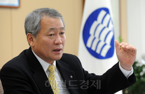 안양옥 교총회장 인터뷰.\r\n이상섭 기자. babtong@heraldm.com 2012.01.09\r\n안양옥 교총회장 인터뷰.<br />이상섭 기자. babtong@heraldm.com 2012.01.09