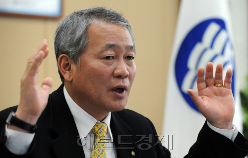 안양옥 교총회장 인터뷰.\r\n이상섭 기자. babtong@heraldm.com 2012.01.09\r\n안양옥 교총회장 인터뷰.<br />이상섭 기자. babtong@heraldm.com 2012.01.09