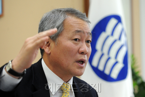 안양옥 교총회장 인터뷰.\r\n이상섭 기자. babtong@heraldm.com 2012.01.09\r\n안양옥 교총회장 인터뷰.<br />이상섭 기자. babtong@heraldm.com 2012.01.09