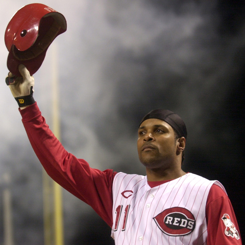 <YONHAP PHOTO-0144> FILE - In this July 28, 2004 file photo, Cincinnati Reds' Barry Larkin takes a curtain call after hitting a pinch-hit grand slam off St. Louis Cardinals pitcher Steve Kline in the fifth inning,in Cincinnati. Larkin has been elected to baseball's Hall of Fame. The shortstop received 86 percent of the vote in balloting announced Monday, Jan. 9, 2012 by the Baseball Writers' Association of America. (AP Photo/David Kohl, File)/2012-01-10 05:36:54/ <저작권자 ⓒ 1980-2012 ㈜연합뉴스. 무단 전재 재배포 금지.>
Barry Larkin played his entire career with the Cincinnati Reds.  AP-Yonhap News