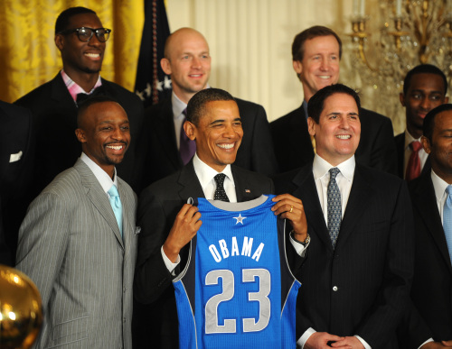 <YONHAP PHOTO-0198> U.S. President Barack Obama holds a Dallas Mavericks jersey as he poses with owner Mark Cuban (R) and the rest of the team during a ceremony honoring the 2011 NBA Champions in the East Room of the White House on January 9, 2012 in Washington, DC. Obama shared some laughs as he congratulated Dallas for their first National Basketball League Championship. UPI/Pat Benic/2012-01-10 05:53:21/ <저작권자 ⓒ 1980-2012 ㈜연합뉴스. 무단 전재 재배포 금지.>
U.S. President Barack Obama poses for photos with the 2011 NBA champions Dallas Mavericks at the White House on Monday.  UPI-Yonhap News