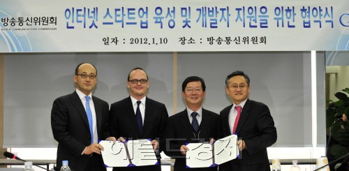 방송통신위원회와 구글은 10일 오전 서울 광화문 방송통신위원회에서 인터넷 스타트업 육성 및 개발자 지원을 위한 협약식을 갖고 박재문 방통위 네트워크국장과 염동훈 구글코리아대표가 협약서를 교환하고 있다.<br />김명섭 기자 msiron@
Google Inc. and Korea Communications Commission executive officials pose after signing a memorandum of understanding at the telecom regulator’s office building in central Seoul on Tuesday. (From left) Google Korea managing director Doug Yeum; Google vice president of communication and public affairs David John Collins; KCC vice chairman Hong Sung-kyu; and KCC network director general Park Jae-moon.  Kim Myung-sub/The Korea Herald