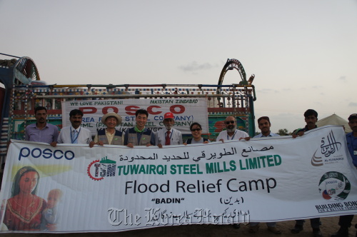 POSCO employees pose at a flood relief camp in Pakistan where they provided essential supplies for workers at the company’s affiliate Tuwairqi Steel Mills in late September.  POSCO