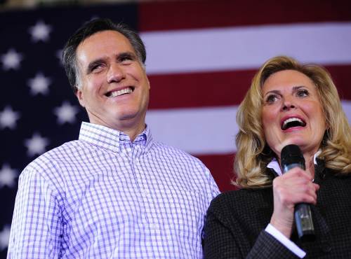 <YONHAP PHOTO-0270> Republican presidential hopeful Mitt Romney and his wife Ann address a rally in Exeter, New Hampshire, January 8, 2012. New Hampshire will hold its Republican primaries on January 10, 2012. AFP PHOTO/Emmanuel Dunand /2012-01-09 09:27:37/ <저작권자 ⓒ 1980-2012 ㈜연합뉴스. 무단 전재 재배포 금지.>
Republican presidential hopeful Mitt Romney and his wife Ann address a rally in Exeter, New Hampshire on Sunday. AFP-Yonhap News