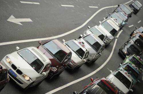 <YONHAP PHOTO-1437> Cars line up as they stop at traffic lights on a street in Shanghai on January 9, 2012. US auto giant General Motors said its sales in China hit a record high in 2011, and major US auto maker, Ford Motor Co also said that its sales in China broke the half-million mark in 2011 despite a broader slowdown in the world's largest vehicle market. AFP PHOTO/Peter PARKS /2012-01-09 19:09:22/ <저작권자 ⓒ 1980-2012 ㈜연합뉴스. 무단 전재 재배포 금지.>
Cars line up as they stop at traffic lights on a street in Shanghai.  AFP-Yonhap News
