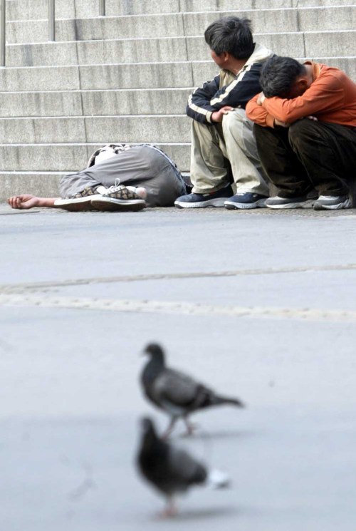 어버이날인 8일 서울역 광장에 한 가정의 가장이었던 노숙자들이 쓰러져 있는 모습이 우리 마음을 저리게 하고 있다.<br />김명섭기자  msiron@\r\n어버이날인 8일 서울역 광장에 한 가정의 가장이었던 노숙자들이 쓰러져 있는 모습이 우리 마음을 저리게 하고 있다.\r\n김명섭기자  msiron@