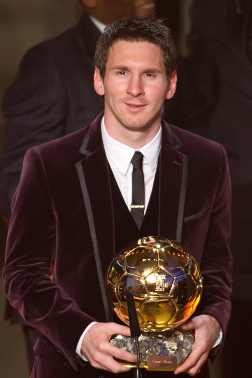 Lionel Messi of Argentina holds his FIFA World Player of the Year trophy in front of UEFA president Michel Platini. (Yonhap News)