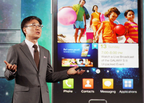 Samsung Electronics TV chief Yoon Boo-keun (top photo) and LG Electronics chief technology officer Scott Ahn introduce their company’s new products at a news conference on the sidelines of the International CES in Las Vegas on Monday. (Yonhap News)