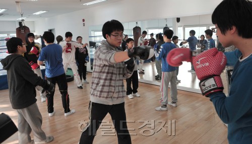 10일 송파구에서 운영하고 있는 체육문화회관 복싱장에 20여명의 남녀 초중등 고등학생들이  글러브를 끼고 복싱수업을 받고 있다. 방학을 맞아 학교폭력예방목적및 호신술의 인기가 높아져 지난 가을에 비해 수강생이 3배이상 늘었다. <br />정희조 기자/checho@heralm.com 120111\r\n10일 송파구에서 운영하고 있는 체육문화회관 복싱장에 20여명의 남녀 초중등 고등학생들이  글러브를 끼고 복싱수업을 받고 있다. 방학을 맞아 학교폭력예방목적및 호신술의 인기가 높아져 지난 가을에 비해 수강생이 3배이상 늘었다. \n정희조 기자/checho@heralm.com 120111\r\n10일 송파구에서 운영하고 있는 체육문화회관 복싱장에 20여명의 남녀 초중등 고등학생들이  글러브를 끼고 복싱수업을 받고 있다. 방학을 맞아 학교폭력예방목적및 호신술의 인기가 높아져 지난 가을에 비해 수강생이 3배이상 늘었다. \n정희조 기자/checho@heralm.com 120111