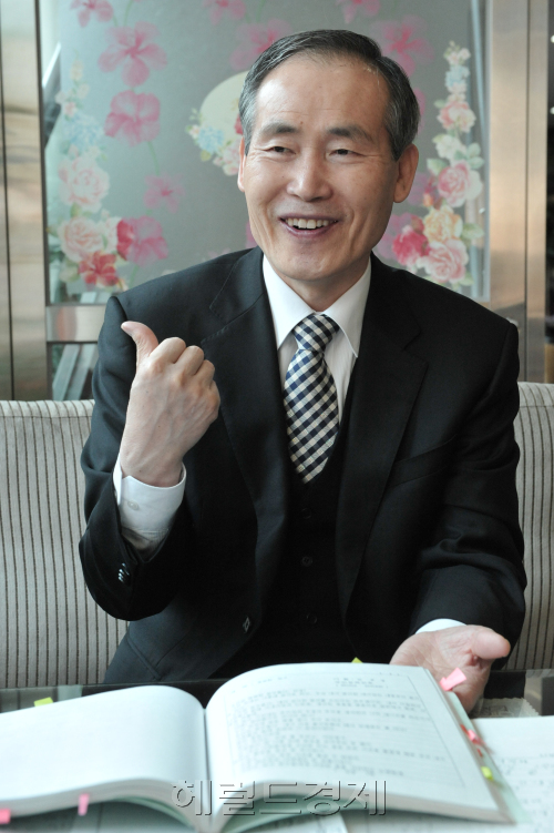 강경원 선생님.<br />정희조 기자/checho@heraldm.com 120106\r\n강경원 선생님.\n정희조 기자/checho@heraldm.com 120106\r\n강경원 선생님.\n정희조 기자/checho@heraldm.com 120106