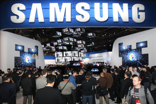 삼성전자 전시장을 찾은 관람객들이 CES 2012 최고 혁신상을 받은 삼성전자 ‘슈퍼 OLED TV’를 살펴보고 있다. [사진제공=삼성전자]