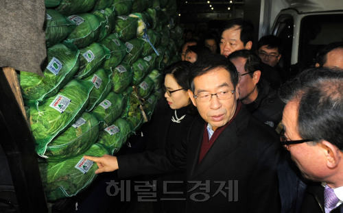 박원순 서울시장이 11일 오전 설 물가 현장점검을 위해 서울 송파구 가락시장을 방문한 자리에서 농산물을 살펴보고 있다./안훈기자 rosedale@ 2012.01.11\r\n박원순 서울시장이 11일 오전 설 물가 현장점검을 위해 서울 송파구 가락시장을 방문한 자리에서 농산물을 살펴보고 있다./안훈기자 rosedale@ 2012.01.11\r\n박원순 서울시장이 11일 오전 설 물가 현장점검을 위해 서울 송파구 가락시장을 방문한 자리에서 농산물을 살펴보고 있다./안훈기자 rosedale@ 2012.01.11