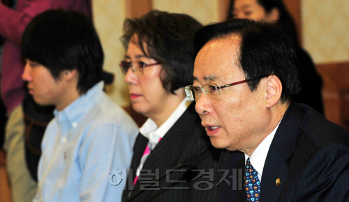 한나라당은 11일 이주영 정책위의장 주재로 국회 귀빈식당에서 당정협의를 열어 학교폭력 신고번호 '117' 통합운영 등을 포함한 학교폭력 근절 대책을 논의하고 있다. 박현구 기자phkpo@heraldm.com 2012.01.11\r\n한나라당은 11일 이주영 정책위의장 주재로 국회 귀빈식당에서 당정협의를 열어 학교폭력 신고번호 '117' 통합운영 등을 포함한 학교폭력 근절 대책을 논의하고 있다. 박현구 기자phkpo@heraldm.com 2012.01.11\r\n돈봉투 사건으로 침몰 위기를 맞고 있는 한나라당은 11일에도 비상대책위원회(위원장 박근혜)와 반(反)박근혜 측이 치열하게 헤게모니 싸움을 벌였다. 학교폭력 문제를 다루기 위해 열린 당정협의 참석자들의 표정도 어둡다. 박현구 기자/phkpo@